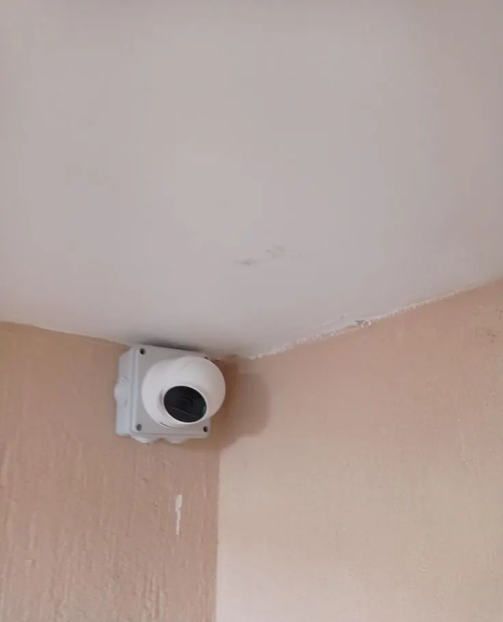 Dome camera fitted in a corner on a junction box